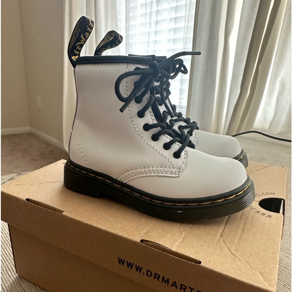 BRAND NEW IN BOX - Dr. Martens toddler white boots US size 7 / Never worn